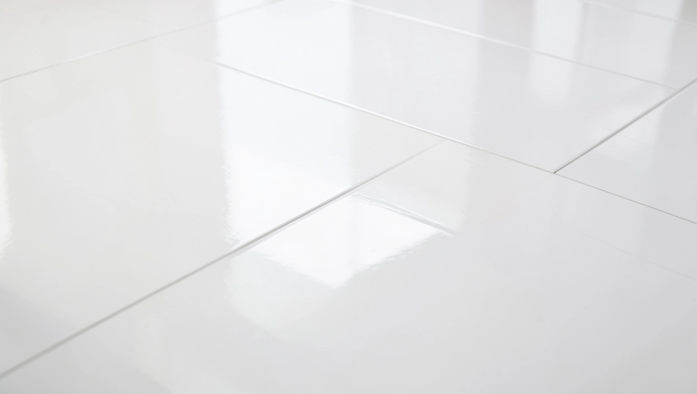 Białe płytki podłogowe z polyskiem