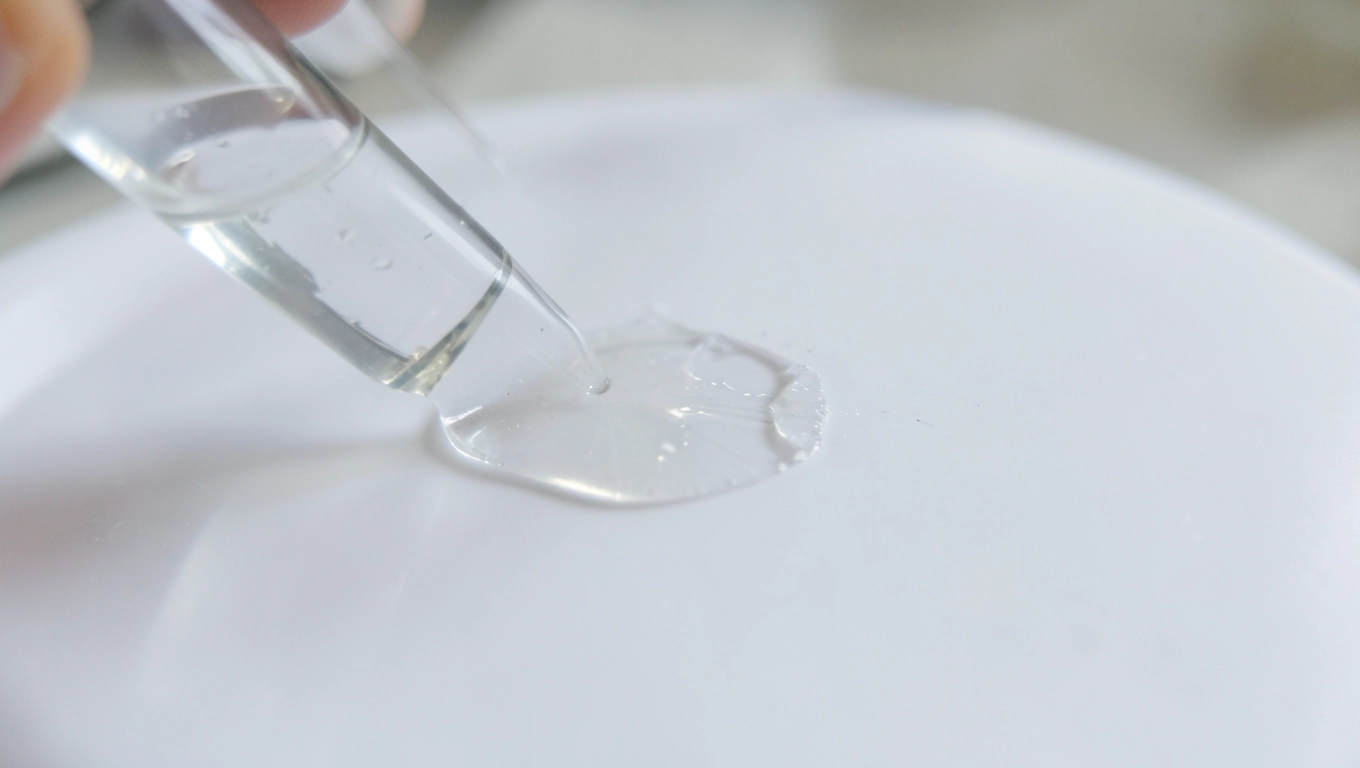 Czym usunąć klej cyjanoakrylowy z plastiku