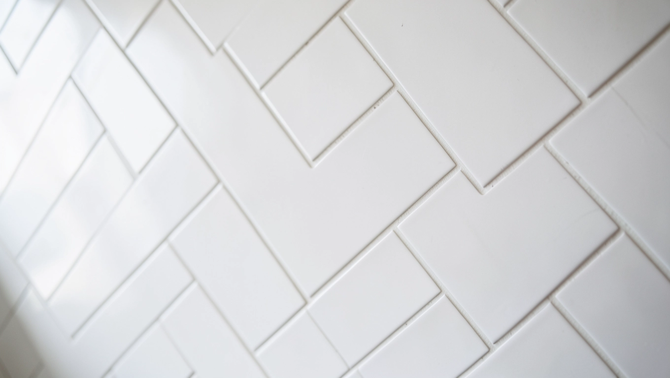 Jak układać płytki w jodełkę na ścianie