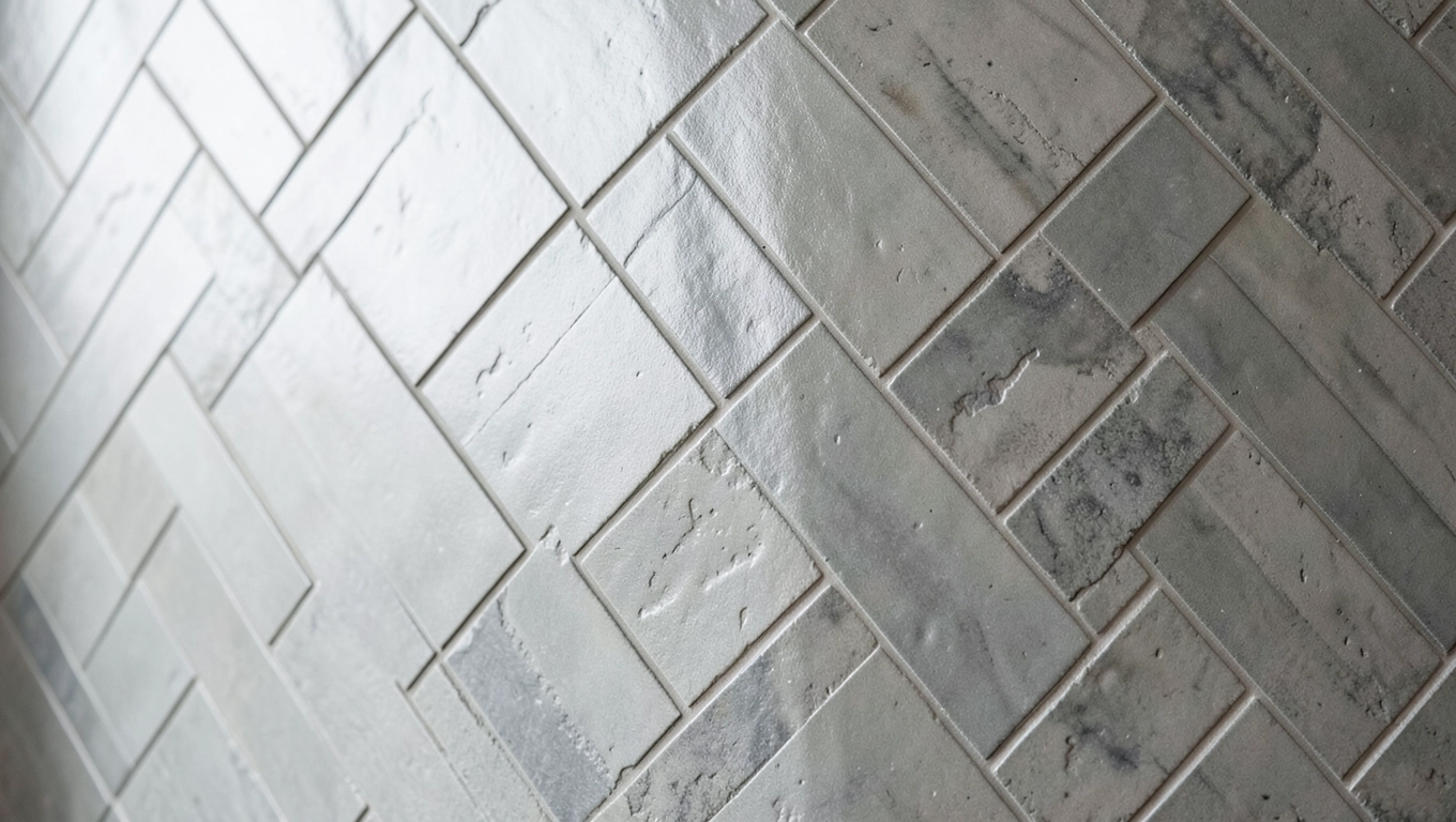 płytki w jodełkę na ścianie