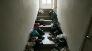 Bałagan na klatce schodowej