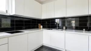 Biała Kuchnia Z Czarnymi Płytkami