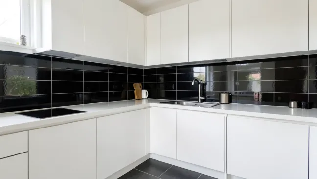 Biała Kuchnia Z Czarnymi Płytkami