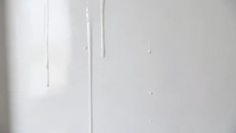 Biała żywica na ścianę