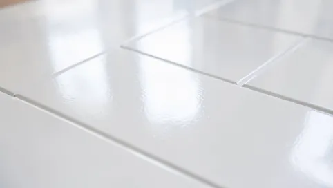 Białe panele podłogowe połysk