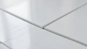 Białe panele podłogowe winylowe