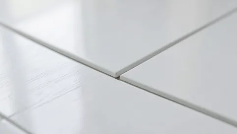 Białe panele podłogowe winylowe