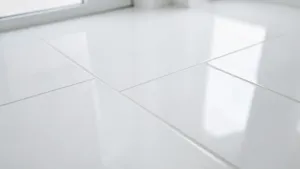 Białe płytki na podłogę do łazienki