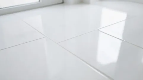 Białe płytki na podłogę do łazienki