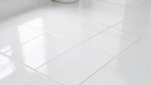 Białe płytki podłogowe do łazienki
