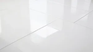 Białe płytki podłogowe z polyskiem