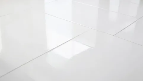 Białe płytki podłogowe z polyskiem