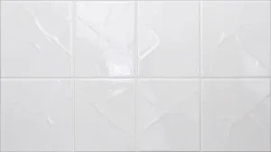 Białe płytki strukturalne z połyskiem