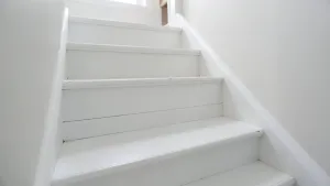 Białe schody z czego zrobić