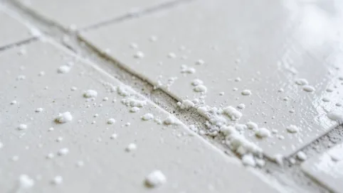 Biały nalot na płytkach gresowych