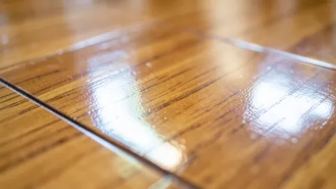 Błyszczące panele podłogowe