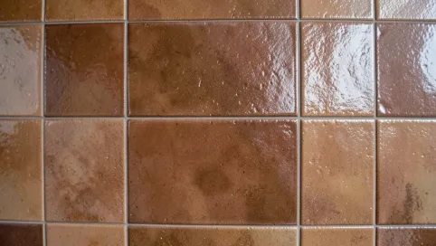 Brązowe płytki do kuchni