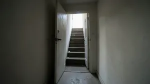 Chory i otwarte drzwi do klatki schodowej