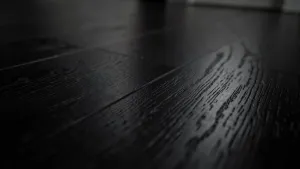 Ciemne panele podłogowe