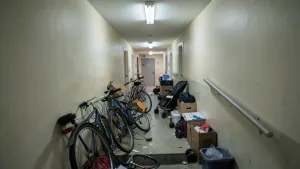 Co grozi za trzymanie rzeczy na klatce schodowej