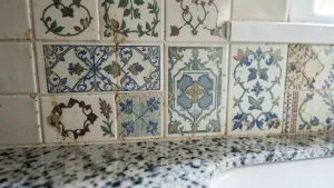 Co można nakleic na stare kafelki w kuchni