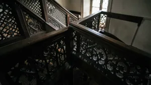 Co pod schodami ażurowymi