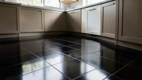 Czarne płytki w kuchni na podłodze