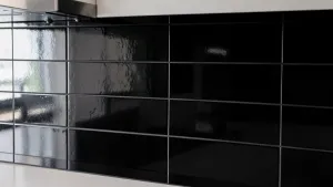 Czarne płytki w kuchni nad blatem