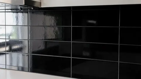 Czarne płytki w kuchni nad blatem