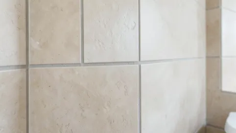 czy gres można kłaść na ścianę