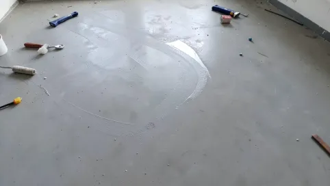 Czy gruntować posadzkę pod żywicę