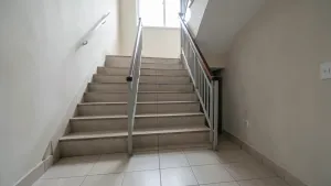 Czy klatka schodowa wlicza się do powierzchni całkowitej