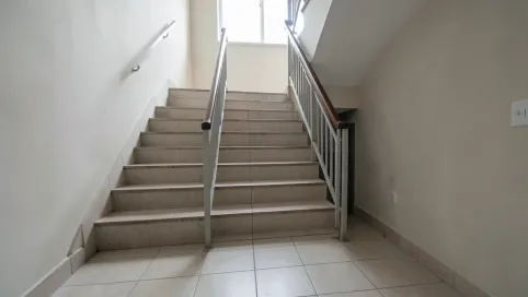 Czy klatka schodowa wlicza się do powierzchni całkowitej