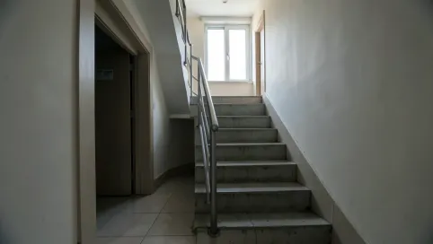 Czy klatka schodowa wlicza się do powierzchni użytkowej