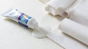 Czy klej do tapet winylowych nadaje się do flizelinowych