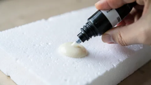 Czy klej Mamut klei styropian