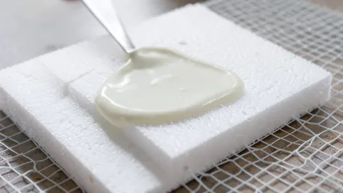 Czy klejem do styropianu można kleić siatkę