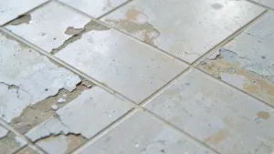 Czy można kłaść płytki na gumolit