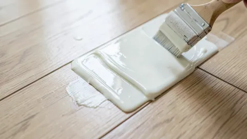 czy można malować panele podłogowe