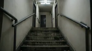 Czy można palić papierosy na klatce schodowej