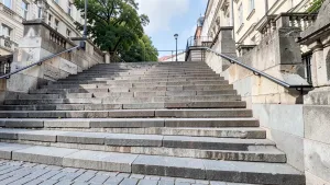 Czy można pić na schodkach warszawa