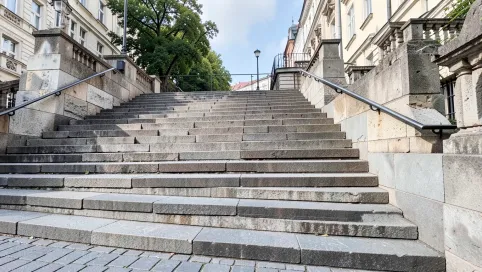 Czy można pić na schodkach warszawa