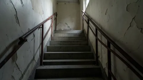 Czy można siedzieć na klatce schodowej