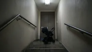 Czy można trzymać wózek na klatce schodowej