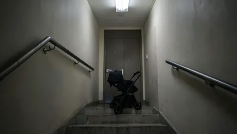 Czy można trzymać wózek na klatce schodowej