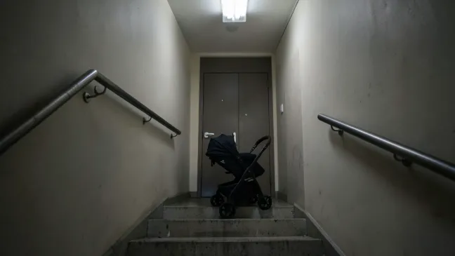 Czy można trzymać wózek na klatce schodowej