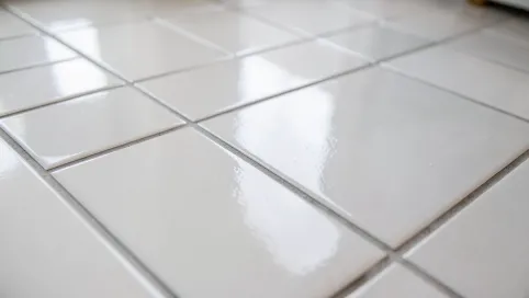 czy płytki ścienne można kłaść na podłogę