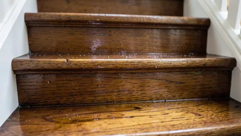 Czy schody olejowane można lakierować