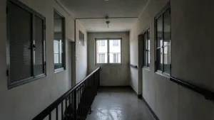 Czy Spółdzielnia może zabronić otwierania okien na klatce schodowej