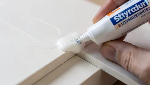Czy styrodur można kleić klejem do styropianu